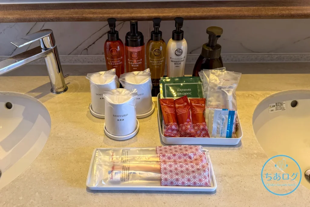 THE KEY HIGHLAND NASU「スイートA」洗面台のアメニティ。POLAのスキンケアや和柄パッケージの歯ブラシ。