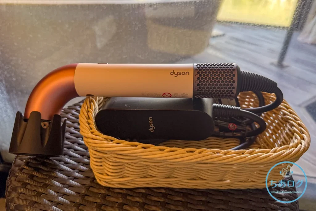 客室に用意されたダイソンのヘアドライヤー。温泉上がりのヘアケアも快適。