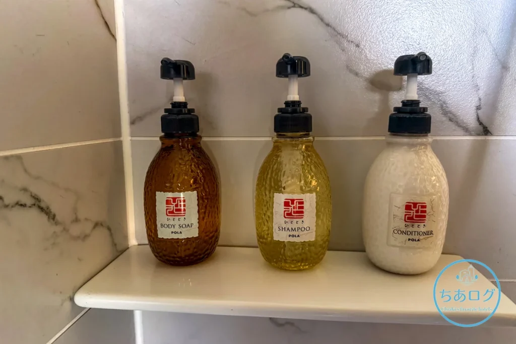 シャワーブースに完備されたPOLA「ひととき」のシャンプー・コンディショナー・ボディソープ。