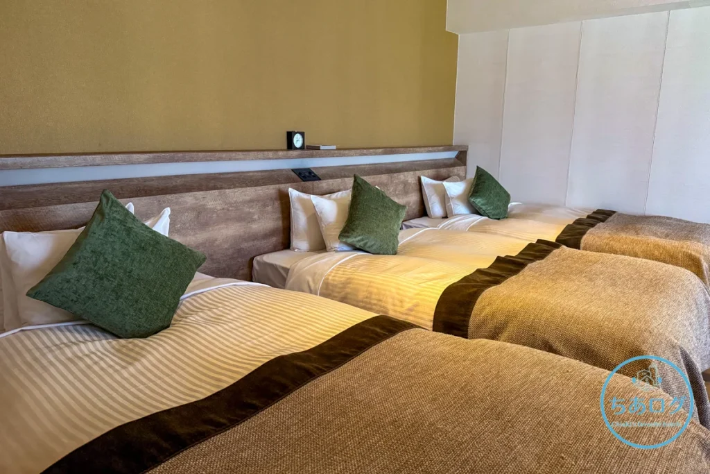 スイート type Aのトリプル利用。同じサイズのベッドが3台並び、就寝スペースはかなり密接した状態に。