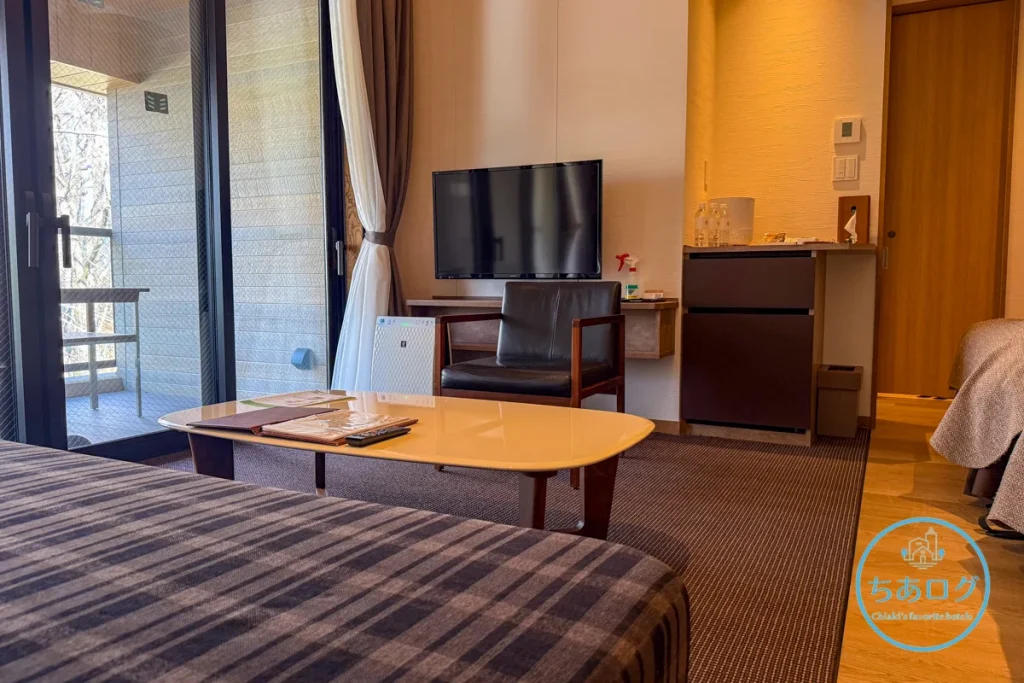 THE KEY HIGHLAND NASU「スイートA」のTV周辺とリビングスペース。3名利用時の少しタイトな空間構成。