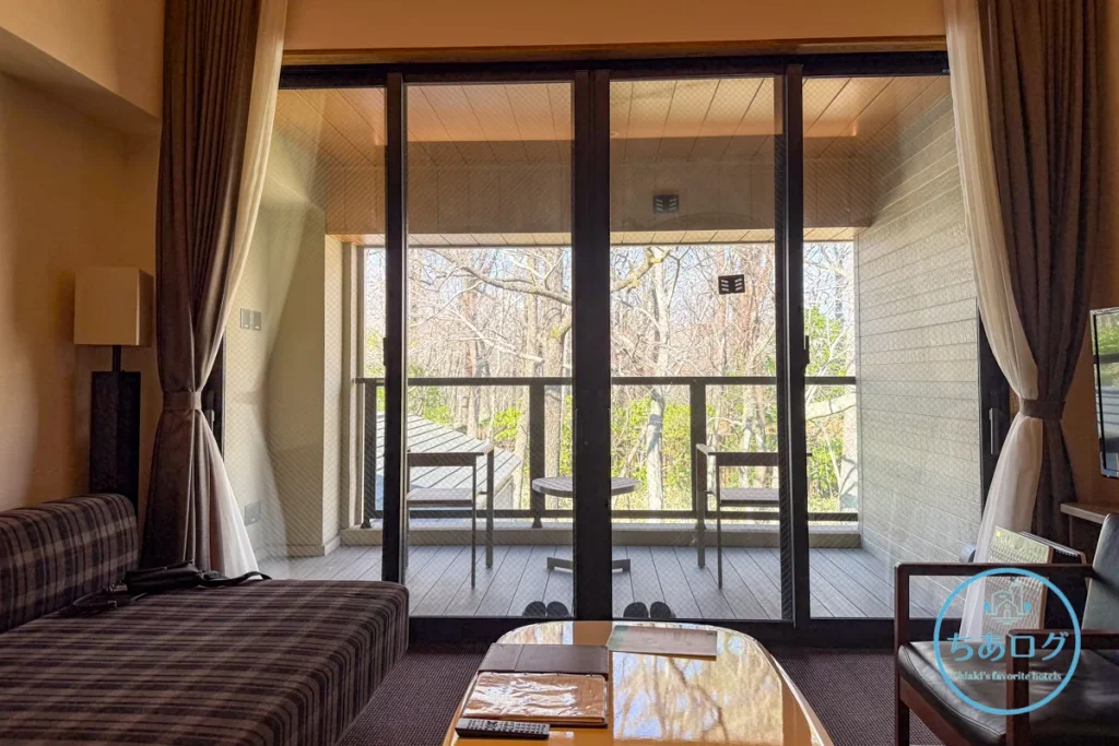 大きな窓から那須の森を望む「スイートA」。4月初旬、芽吹き前の静かなフォレストビュー。