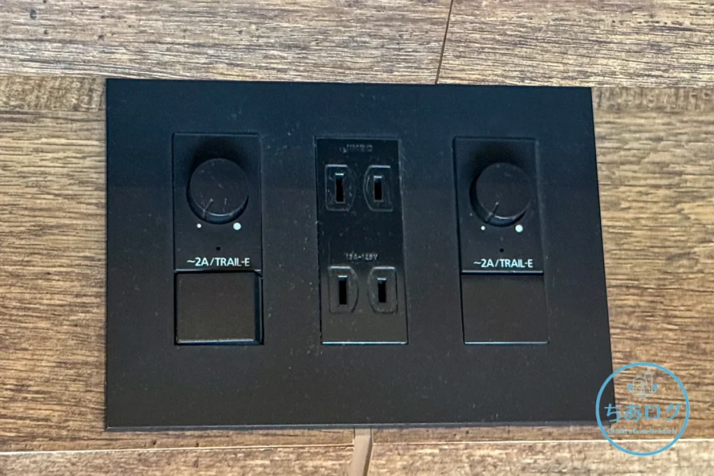 スイートtypeAの枕元にあるコンセントと照明コントロールパネル。