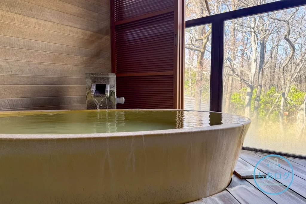 THE KEY HIGHLAND NASU「スイートA」の客室温泉半露天風呂。