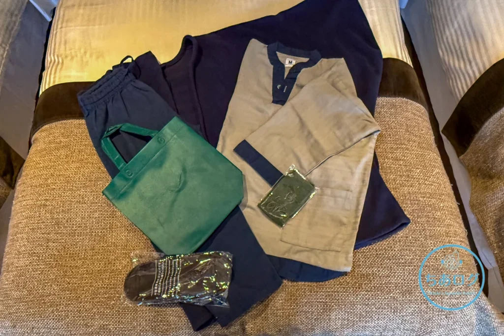 館内着・足袋ソックスと、グリーンの温泉バッグ。