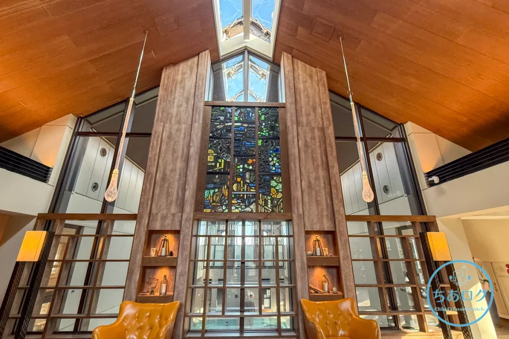 キーハイランド那須に到着してまず目に飛び込んでくる、吹き抜けの開放的なロビー。昼間は高い窓から那須の光が差し込み、ステンドグラスが美しく輝きます。