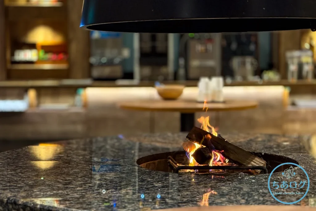 森のキッチンのシンボルである暖炉で燃える薪。マシュマロ焼き体験も楽しめるキーハイランド那須の人気スポット。