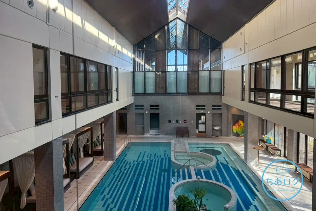 上階から見下ろした温水プール「クアガーデン」。吹き抜けのデザインが特徴的なキーハイランド那須のアクティビティエリア。