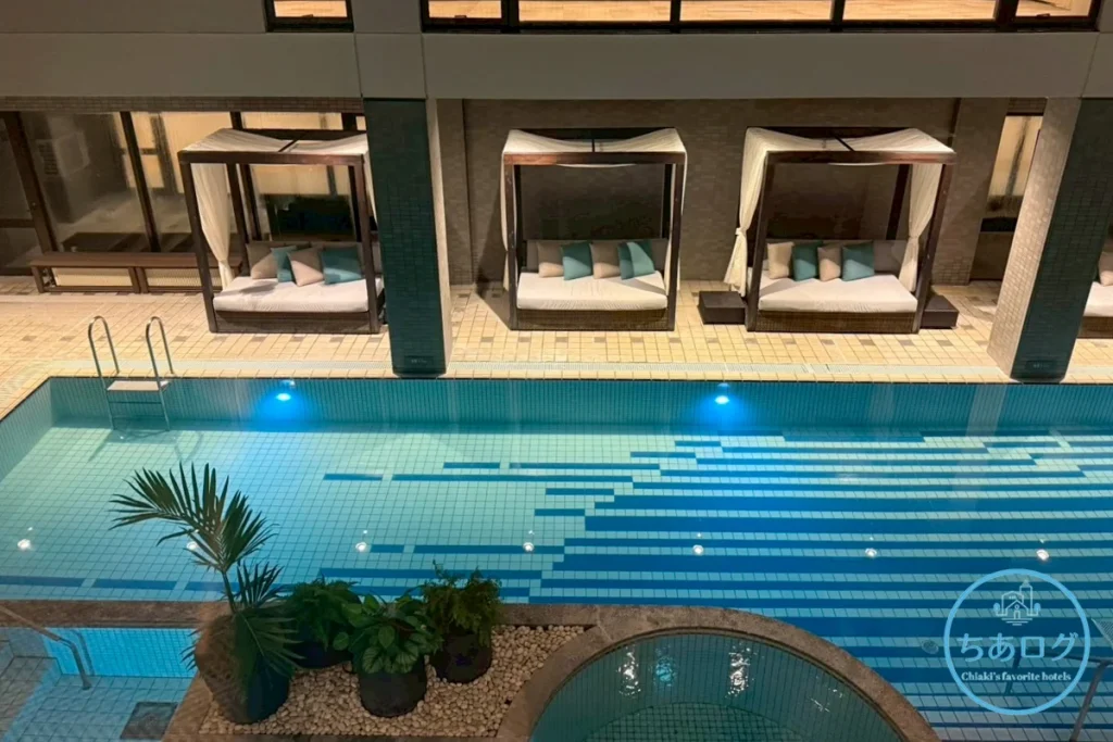 夜のライトアップされたクアガーデン。プールサイドに並ぶプライベート感のあるガゼボがリゾート気分を演出。