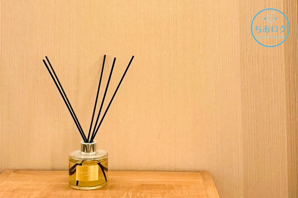 熱海パールスターホテル 廊下に置かれたスティックディフューザー