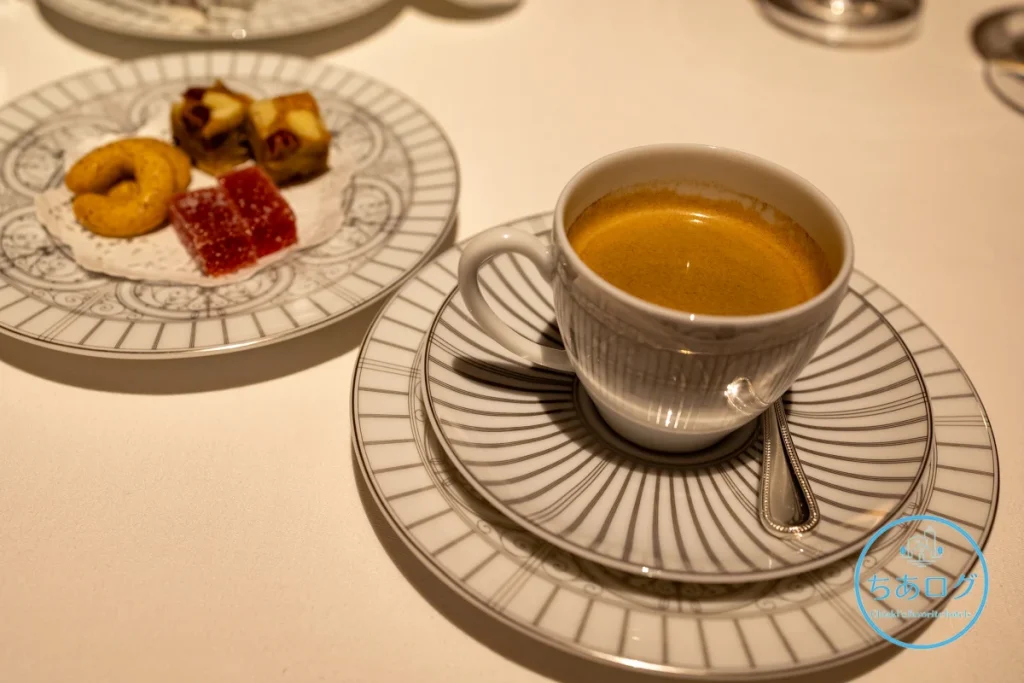 ホテル ドゥ ラルパージュの夕食　コーヒーと小菓子