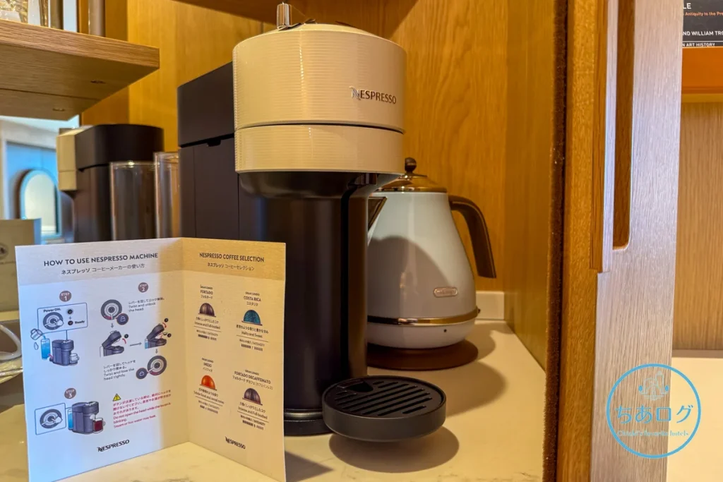 ホテル ドゥ ラルパージュのミニバーの、コーヒーメーカーと電気ケトル